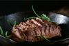 Jabalí cocinado condimentado con romero, sal y pimienta.