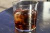 Pacharán con hielo en un vaso.
