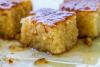 Revani, postre tradicional turco, cortado en trozos.