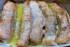 Salmón al horno con mantequilla y limón.