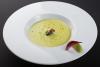 Crema de aguacate fría decorada con lechuga y lima.