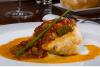 Un plato con bacalao al ajoarriero y pimientos.