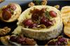 Queso brie al horno con nueces, uvas y tomillo.