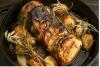 Lomo de cerdo asado con manzanas, cebollas y hierbas en una sartén de hierro fundido.