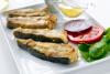 Rodajas de pescado al vino blanco con salsa servida aparte en salsera.