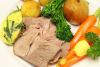 Lonchas de carne de cordero con puré de patata, patatas asadas, brócoli tierno, cebollay zanahorias.