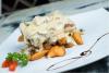 Solomillo de vaca al whisky con champiñones en un plato.