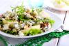 Ensalada de hojas variadas con pera, queso azul y nueces.