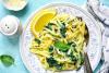 Pasta con espinacas tiernas, limón y queso rallado.