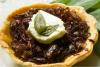 Tartaleta de cebolla morada y queso de cabra con salvia.