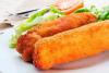 Detalle de flamenquines con ensalada.