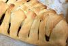 Empanada trenzada de salchicha y huevo duro.