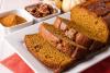 Una fuente con rebanadas de pan con calabaza y un trozo de pan.
