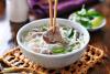Un cuenco con pho bo, pho de carne.