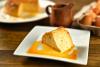 Un plato cuadrado con un trozo de quesillo venezolano.