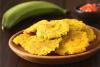 Patacones ya fritos en un plato.