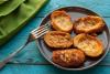 Torrijas de leche en un plato de cerámica.