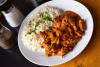 Stroganoff acompañado de arroz blanco decorado con perejil picado.