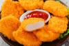 Nuggets de pollo con kétchup de tomate.