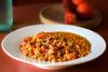 Un plato lleno de lentejas con chorizo.
