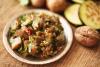 Ensalada de berenjenas encurtidas con nueces, pimiento y cilantro.