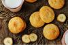 Galletas de plátano sobre un fondo de madera.