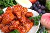 Pollo frito cubierto de salsa picante yangyeom.
