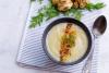 Crema de tupinambos decorada con cebolla caramelizada.