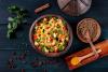 Cuscús tradicional con garbanzos, hortalizas y especias.