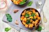 Cazuelita de pollo guisado con batata y hojas verdes.