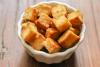 Un cuenco con dados de tofu fritos hasta quedar crujientes.
