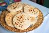 Arepas recién hechas en una cesta de paja.