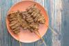 Un plato con brochetas de suya.