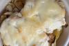 Detalle de bacalao al horno con mayonesa en una cazuela de barro.