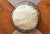 Una porción de ugali en un bol transparente.