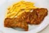 Un plato con un filete empanado y patatas fritas.