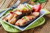 Berenjenas rellenas de arroz y verduras horneadas con queso rallado.