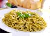 Espagueti con pesto genovés.