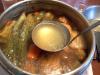 Caldo de pollo en la olla.