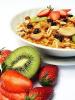 Fruta fresca cortada y un cuenco con granola.