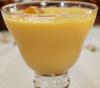 Lassi de mango en una copa.