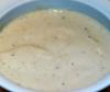 Salsa de pan en un cazo de cerámica de color blanco.
