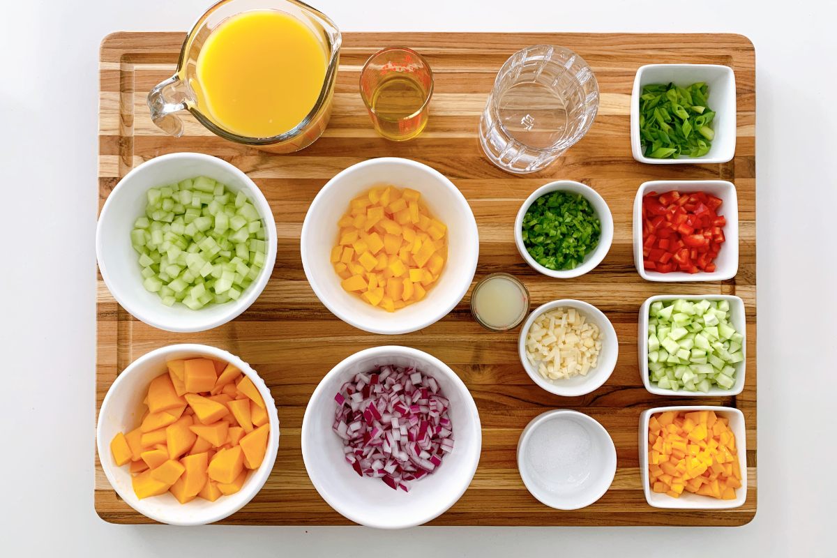 Mise en place para preparar un gazpacho de mango.
